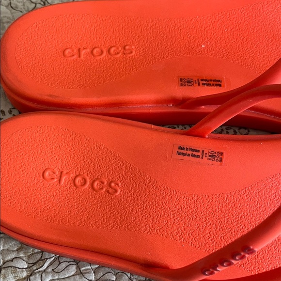 CROCS Women's Miami Toe  Bright Orange Sandals - Picture 4 of 5